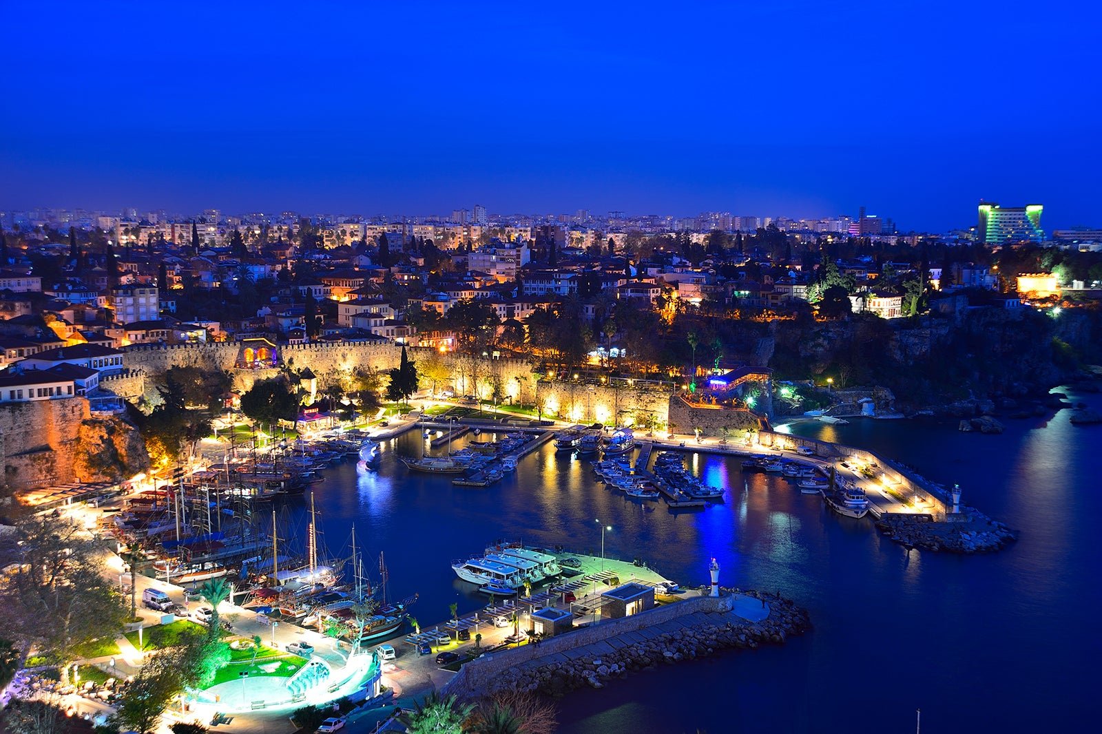 Qysh me kalu një natë në Antalya